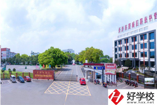 長(zhǎng)沙市望城區(qū)職業(yè)中等專業(yè)學(xué)校收費(fèi)標(biāo)準(zhǔn)如何？