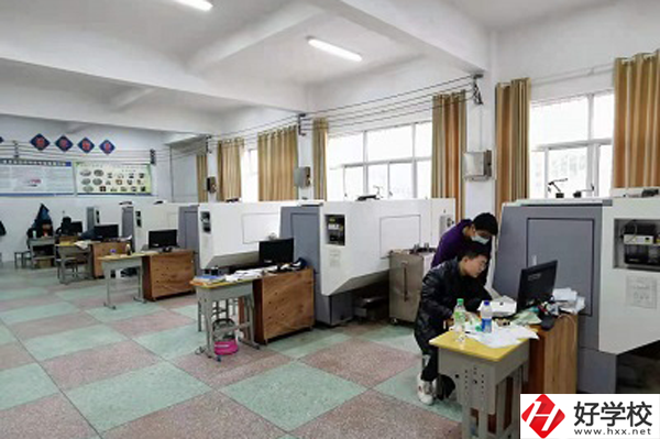 漣源市工貿(mào)職業(yè)中專學(xué)校辦學(xué)條件怎么樣？