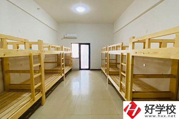 想在長(zhǎng)沙讀醫(yī)藥類專業(yè)，看看這所中職學(xué)校
